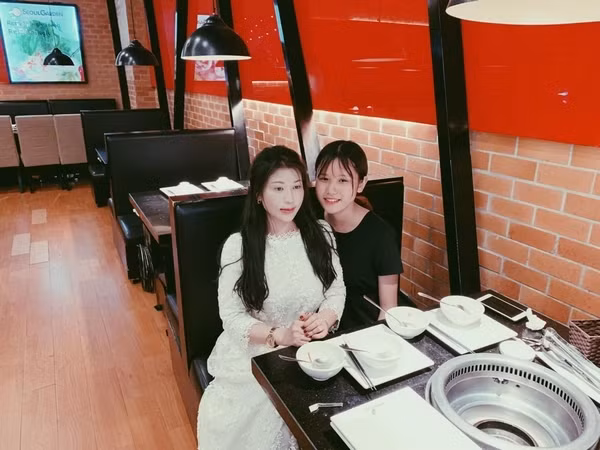 Mới ngày nào còn bé tí, con gái Hiệp Gà giờ đã ra dáng thiếu nữ với nụ cười duyên ơi là duyên