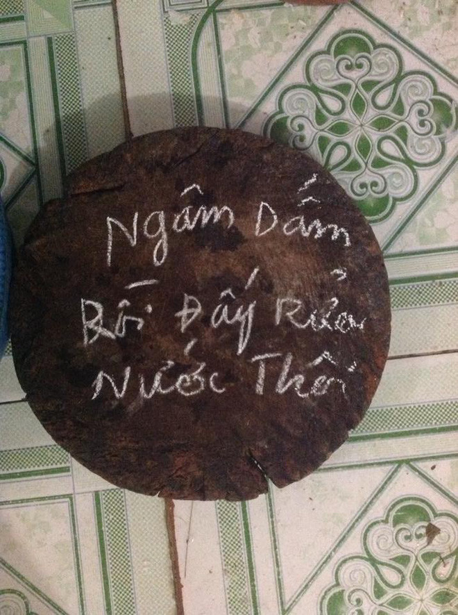 Sợ con dâu không nhìn thấy, bà mẹ chồng phải viết dòng nhắc nhở to, rõ ràng trên mặt thớt.