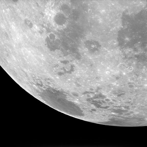 Các phi hành gia Apollo 11 chụo rất nhiều hình mặt trăng để nghiên cứu về địa chất cũng như vẽ bản đồ mặt trăng. Chúng chúng giúp ích cho các hành trình chinh phục mặt trăng tiếp theo.