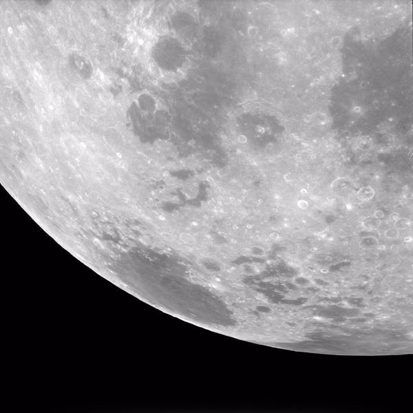 Các phi hành gia Apollo 11 chụo rất nhiều hình mặt trăng để nghiên cứu về địa chất cũng như vẽ bản đồ mặt trăng. Chúng chúng giúp ích cho các hành trình chinh phục mặt trăng tiếp theo.