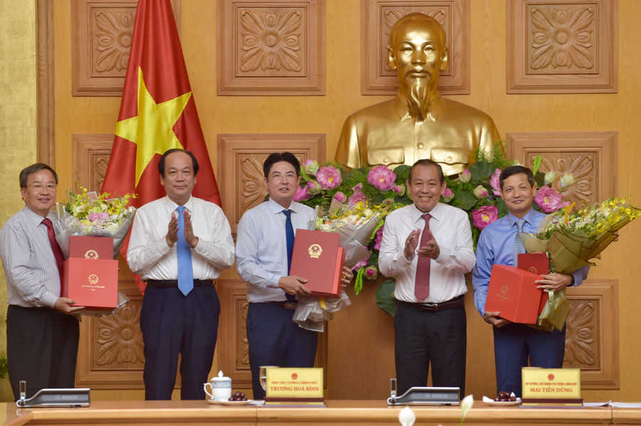 Phó Thủ tướng Trương Hòa Bình và Bộ trưởng, Chủ nhiệm Văn phòng Chính phủ chúc mừng các đồng chí đã hoàn thành xuất sắc nhiệm vụ được Đảng, Nhà nước giao phó. Ảnh: VGP/Nhật Bắc Phó Thủ tướng Trương Hòa Bình và Bộ trưởng, Chủ nhiệm Văn phòng Chính phủ chúc mừng các đồng chí đã hoàn thành xuất sắc nhiệm vụ được Đảng, Nhà nước giao phó. Ảnh: VGP/Nhật Bắc