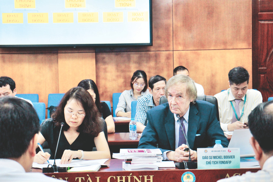 GS Michel Bouvier trong cuộc thảo luận với các chuyên gia Pháp và Việt Nam về chi ngân sách cho GD- ĐT. Ảnh: An Nhiên.