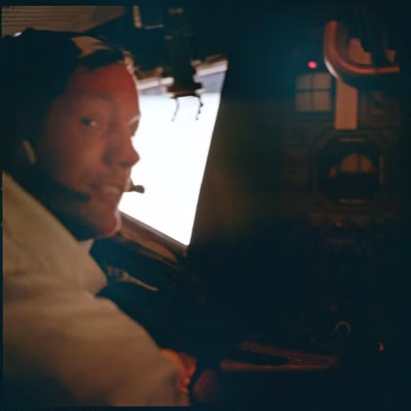 Neil Armstrong trong hành trình.