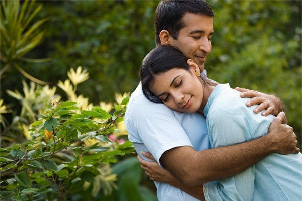 Yêu nhau lâu vậy mà chúng tôi vẫn mặn nồng, ngọt ngào như lúc mới quen. (Ảnh minh họa).