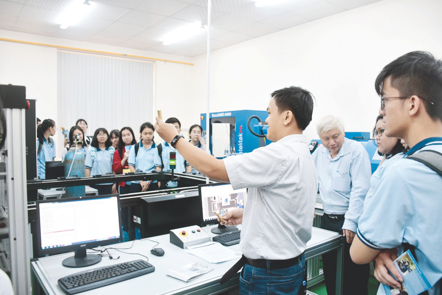 Học sinh THPT tham quan, tìm hiểu ngành nghề đào tạo tại Trường ĐH Quốc tế - ĐHQG TPHCM