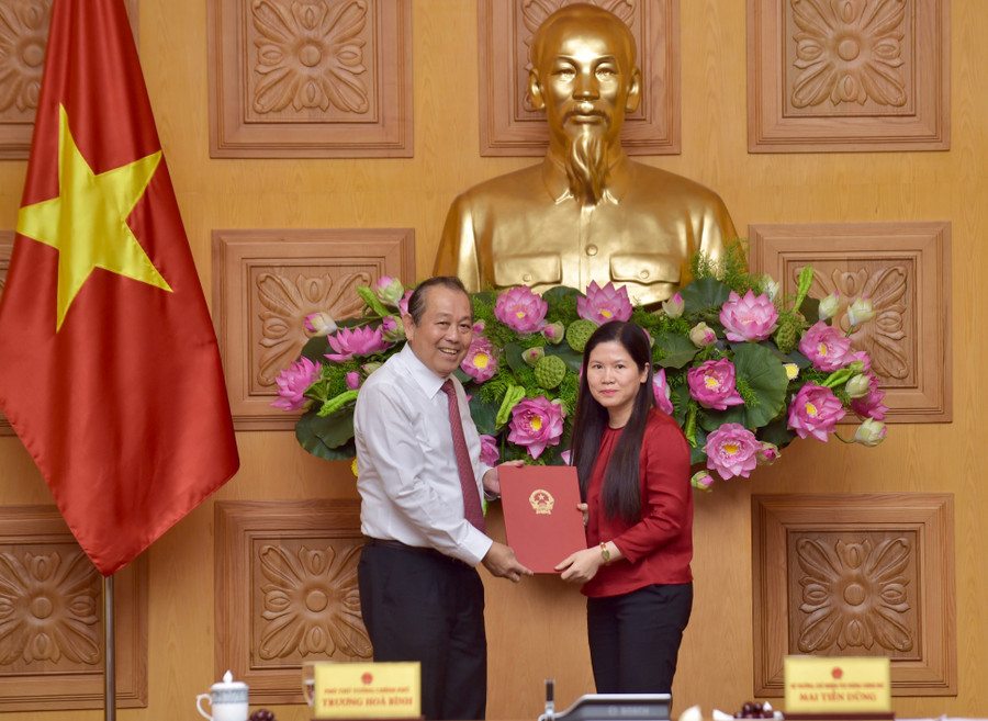 Phó Thủ tướng Thường trực Chính phủ Trương Hòa Bình trao quyết định cho tân Phó Chủ nhiệm Văn phòng Chính phủ Mai Thị Thu Vân. Ảnh: VGP/Nhật Bắc Phó Thủ tướng Thường trực Chính phủ Trương Hòa Bình trao quyết định cho tân Phó Chủ nhiệm Văn phòng Chính phủ Mai Thị Thu Vân. Ảnh: VGP/Nhật Bắc