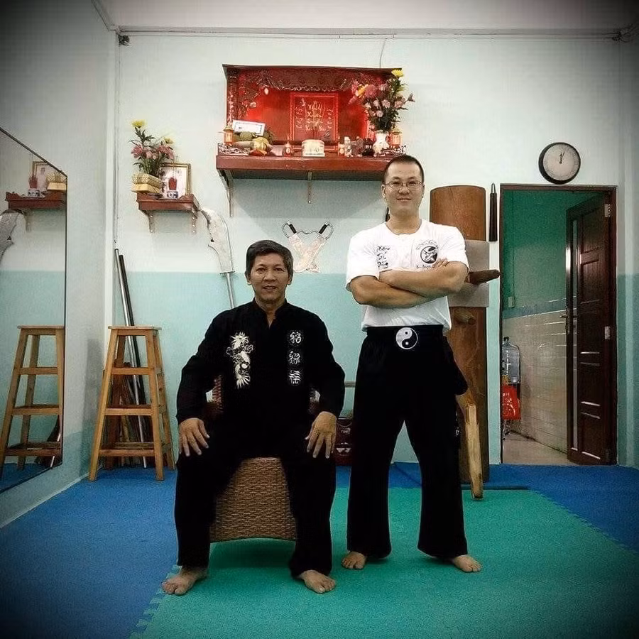Võ sư Nam Nguyên Khánh (trái)