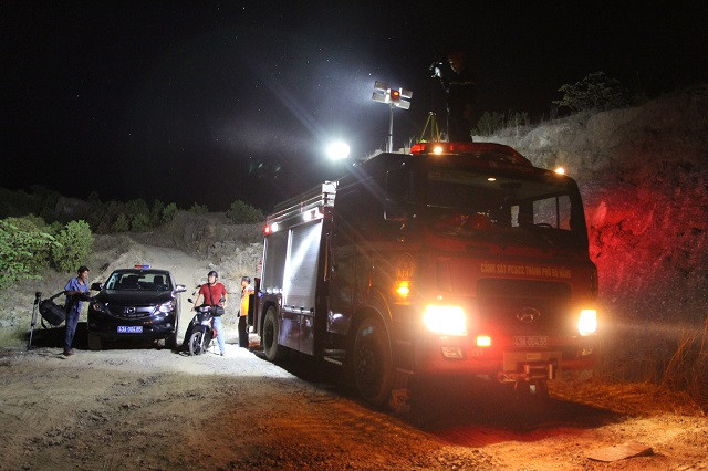 Các lực lượng được triển khai, chia thành nhiều hướng khoanh vùng đám cháy.