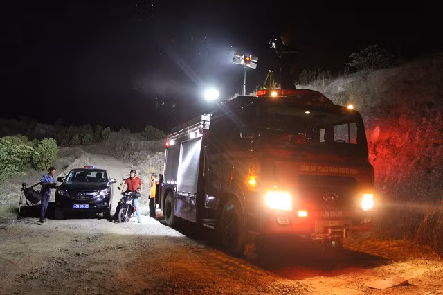 Các lực lượng được triển khai, chia thành nhiều hướng khoanh vùng đám cháy.