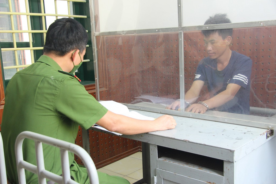 Công an lấy lời khai của Lầu Bá Lỳ. (Ảnh: CANA) Công an lấy lời khai của Lầu Bá Lỳ. (Ảnh: CANA)