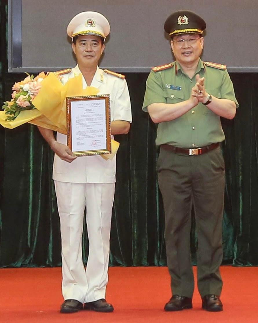 Đại tá Bùi Đức Hải, Giám đốc Công an tỉnh Thái Nguyên trao quyết định bổ nhiệm Phó Giám đốc Công an tỉnh Thái Nguyên của Bộ trưởng Bộ Công an. Đại tá Bùi Đức Hải, Giám đốc Công an tỉnh Thái Nguyên trao quyết định bổ nhiệm Phó Giám đốc Công an tỉnh Thái Nguyên của Bộ trưởng Bộ Công an.