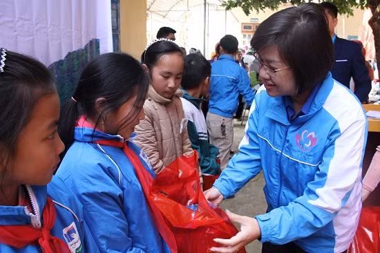 Chị Nguyễn Thị Thu Vân tặng quà cho học sinh tại Vân Hồ, Sơn La.