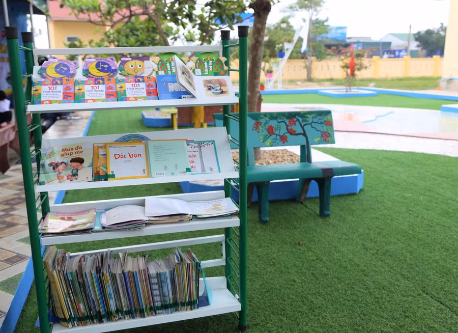 Với nhiều sách, báo, thiết bị học tập cho học sinh.