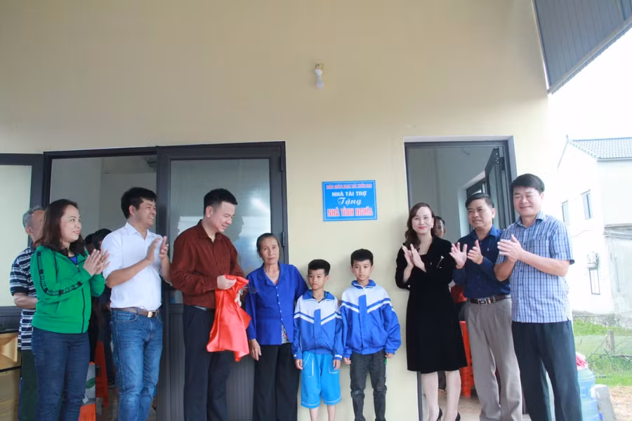 Nhà báo Triệu Ngọc Lâm, bà Đặng Thị Quỳnh Diệp cùng chính quyền địa phương thực hiện lễ gắn biển Nhà tình nghĩa.