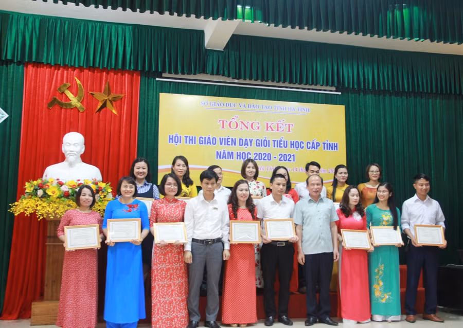 Trao giải Ba cho các GV