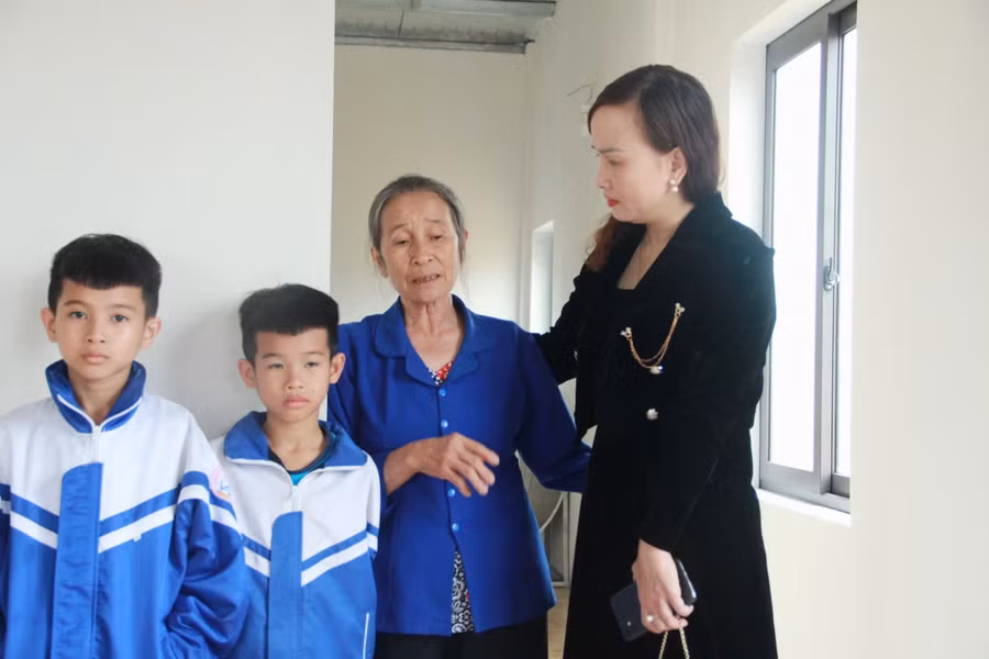 Bà Đặng Thị Quỳnh Diệp - Q.Giám đốc Sở GD&amp;ĐT (bên phải) chia sẻ, động viện 3 bà cháu.