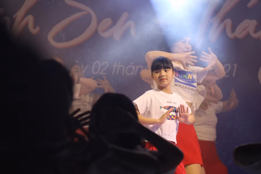 Kết thúc chương trình bằng tiết mục nhảy múa của các học sinh, giáo viên.