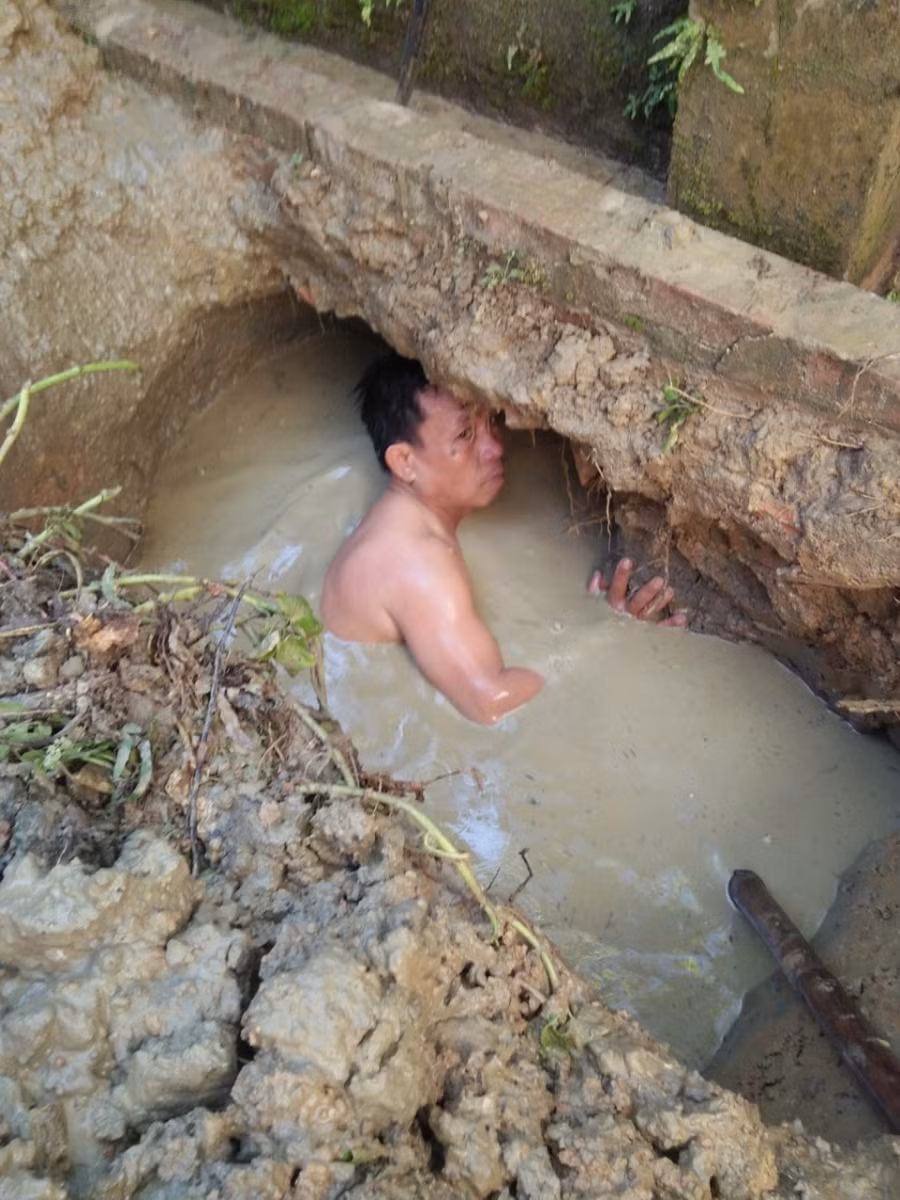 Những công nhân lặn mình sửa ống nước trong giá rét vào cuối tháng 12/2020.