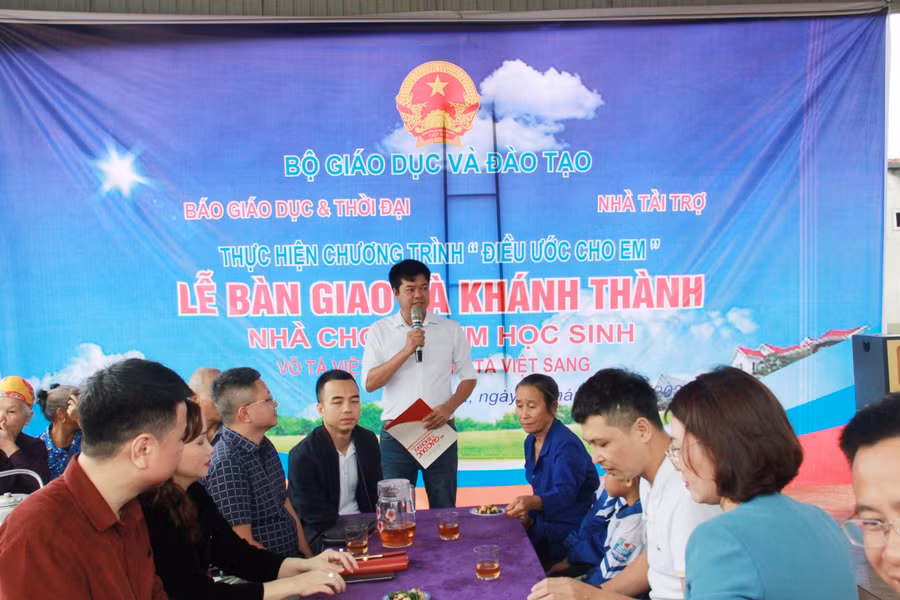 Nhà báo Nguyễn Văn Dũng - Trưởng đại diện Báo GD&amp;TĐ khu vực Bắc Trung Bộ phát biểu tại buổi lễ khánh thành nhà.