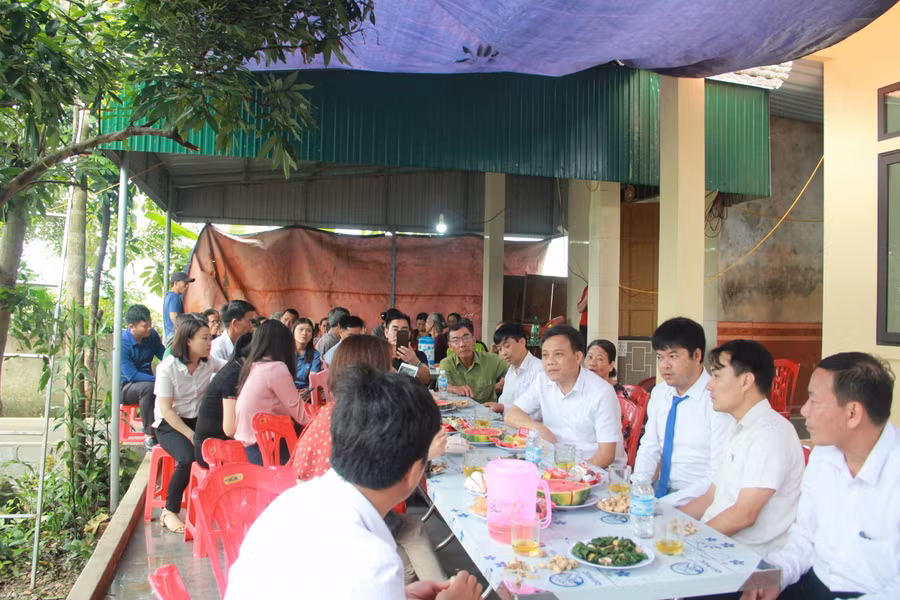 Cấp ủy, chính quyền, cùng đông đảo người dân địa phương chia vui cùng bà Nguyễn Thị Lan.