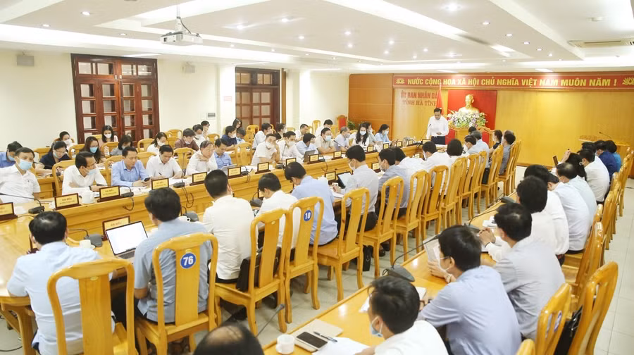 Toàn cảnh buổi làm việc của Chủ tịch UBND tỉnh Hà Tĩnh với Sở GD&amp;ĐT.