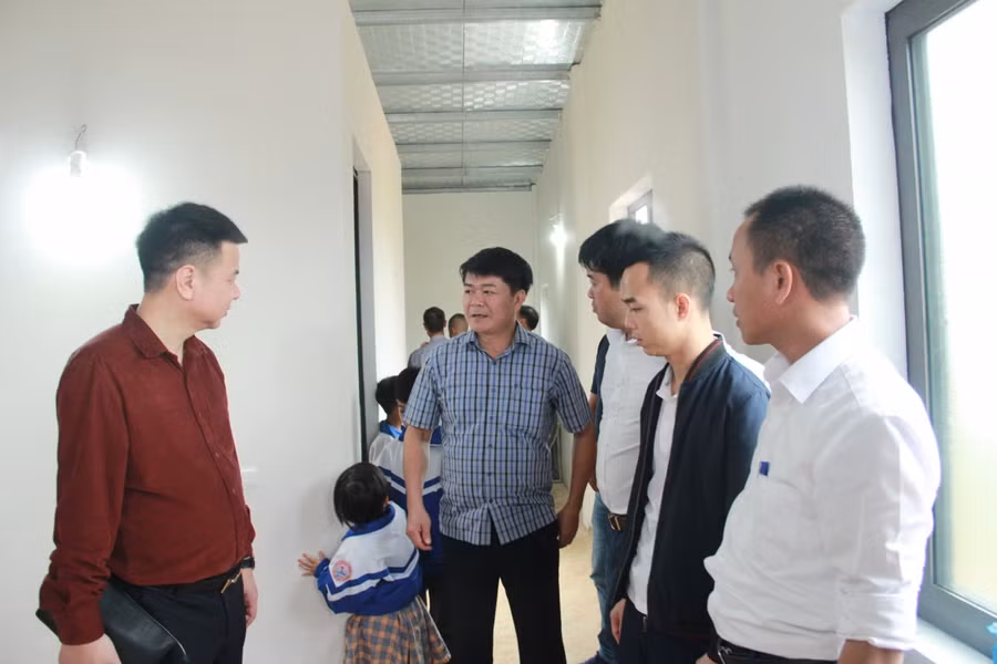 Nhà báo Triệu Ngọc Lâm - Tổng biên tập Báo GD&amp;TĐ tham quan căn nhà tình nghĩa của 2 cháu Chính và Sang.