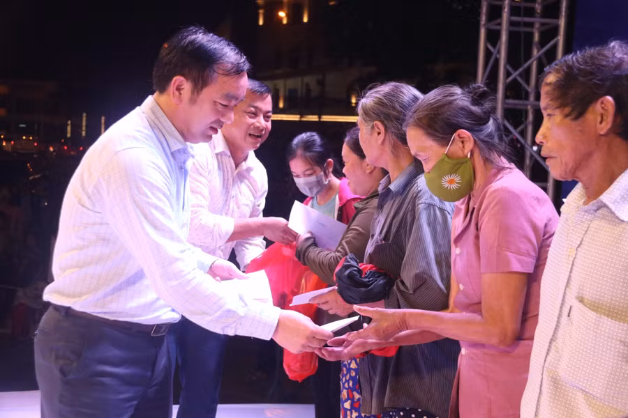 Ông Nguyễn Văn Danh - Chủ tịch UBMTTQ thành phố Hà Tĩnh trao quà cho các hộ dân.