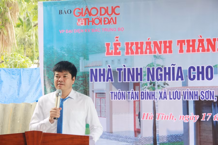 Nhà báo Nguyễn Văn Dũng - Trưởng đại diện khu vực Bắc Trung bộ - Báo GD&amp;TĐ phát biểu tại lễ khánh thành nhà