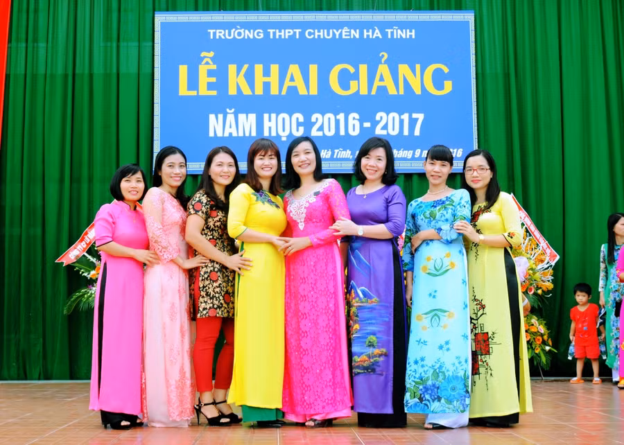 Nhà giáo Nguyễn Thị Mỹ Bình – Phó hiệu trưởng Trường THPT Chuyên Hà Tĩnh (thứ 4 từ trái qua).