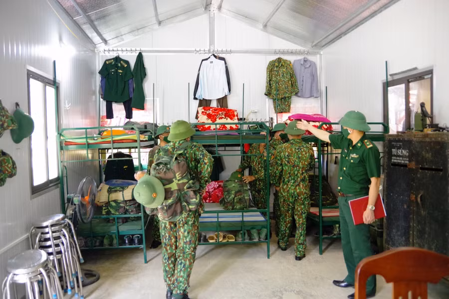 Tiếp cận ổn định nơi ăn nghỉ tại chốt phòng chống dịch và bước vào thực hiện ngay nhiệm vụ.