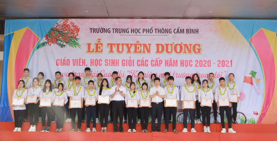 Trường Cẩm Bình (Hà Tĩnh) tuyên dương GV, HS giỏi, hướng tới kỷ niệm 50 năm thành lập ảnh 3