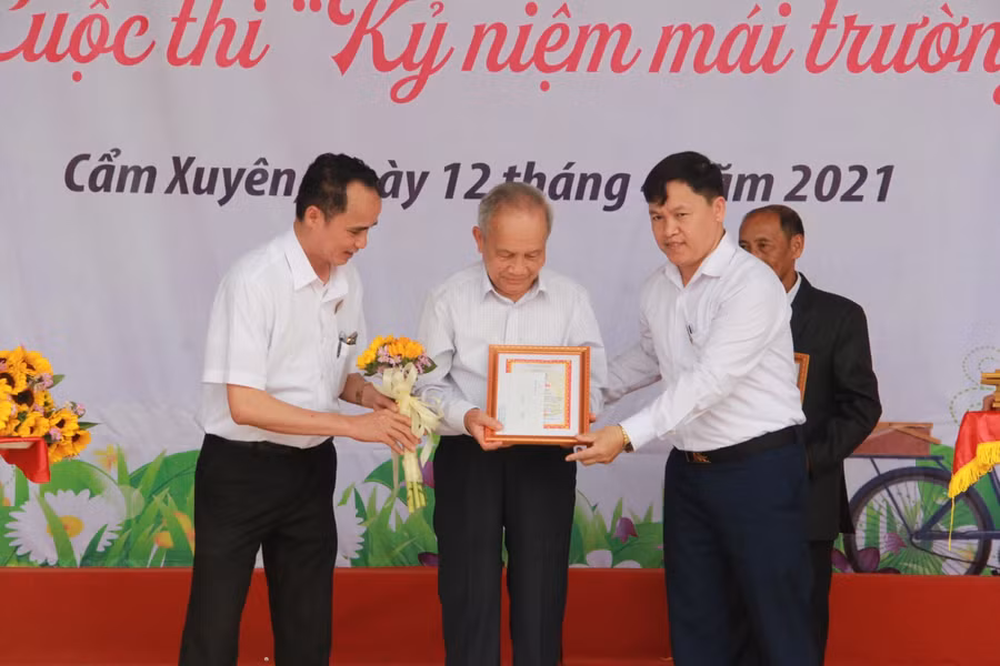 Trường Cẩm Bình (Hà Tĩnh) tuyên dương GV, HS giỏi, hướng tới kỷ niệm 50 năm thành lập ảnh 4