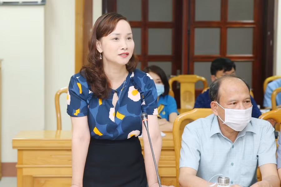 Bà Đặng Thị Quỳnh Diệp - Q. Giám đốc Sở GD&amp;ĐT Hà Tĩnh báo cáo tại buổi làm việc.