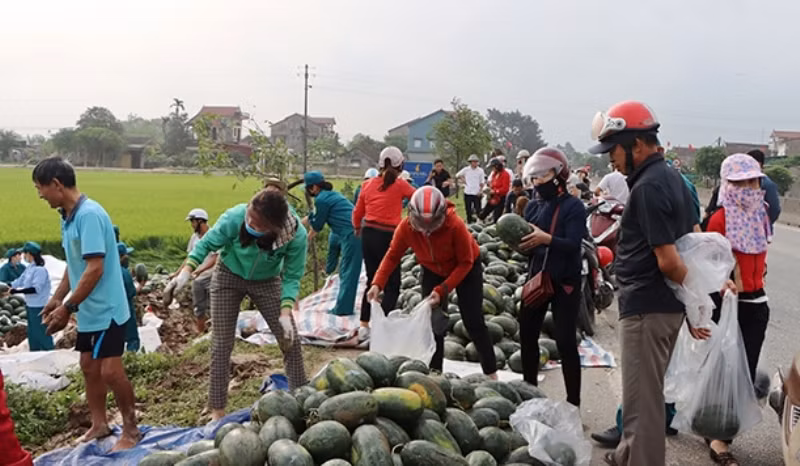 Người dân địa phương đến mua ủng hộ nhà xe.