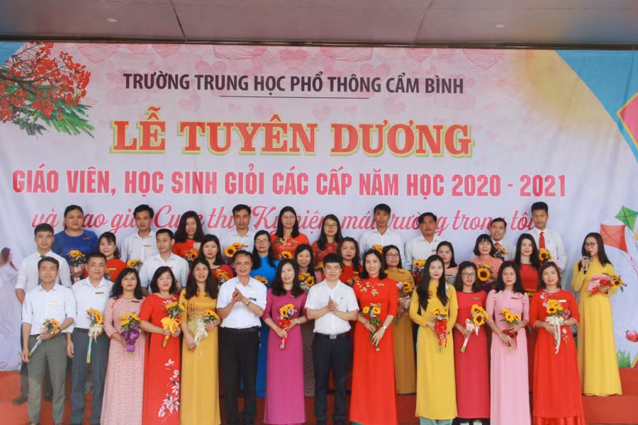 Trường Cẩm Bình (Hà Tĩnh) tuyên dương GV, HS giỏi, hướng tới kỷ niệm 50 năm thành lập ảnh 1
