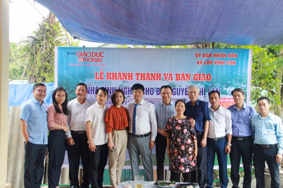 Nhà tài trợ, chính quyền địa phương, Báo GD&amp;TĐ chụp ảnh lưu niệm với bà Nguyễn Thị Lan.