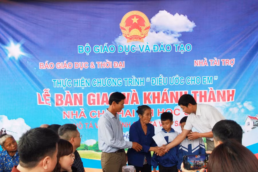 Lãnh đạo xã Cẩm Duệ, huyện Cẩm Xuyên tặng quà cho gia đình 3 bà cháu.