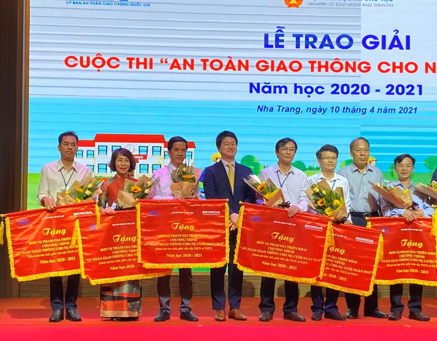 Hà Tĩnh là 1 trong 10 tỉnh, thành của cả nước được Bộ GD&amp;ĐT tặng cờ xuất sắc.