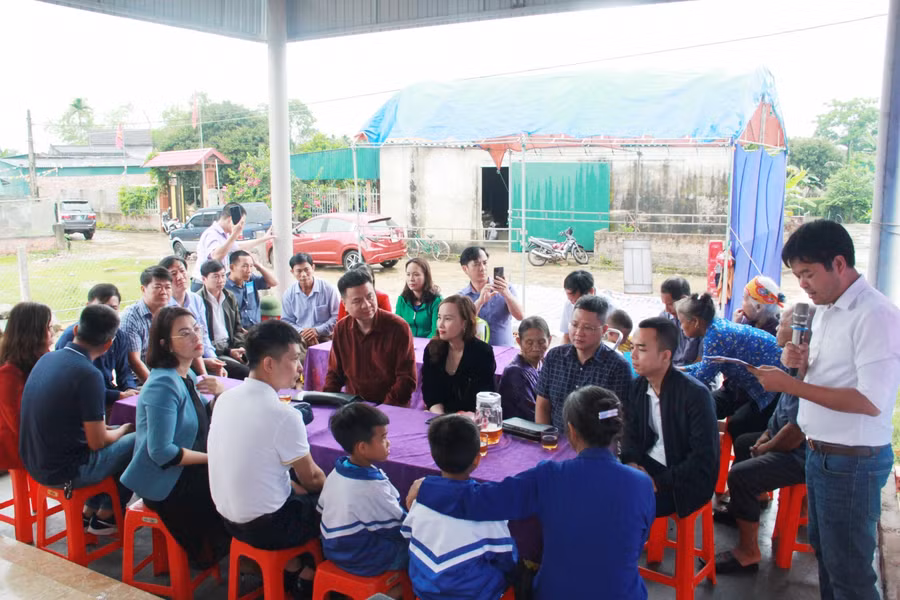 Lãnh đạo Báo, ngành Giáo dục Hà Tĩnh, chính quyền địa phương cùng bà con tham dự lễ khánh thành.