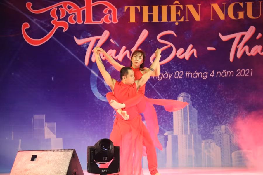 Mở màn với những tiết mục văn nghệ đặc sắc.