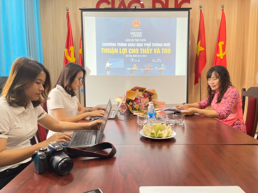 Cô Trịnh Thị Ánh Tuyết, hiệu trưởng Trường tiểu học Bắc Hà trả lời câu hỏi các độc giả của Báo Giáo dục và Thời đại.