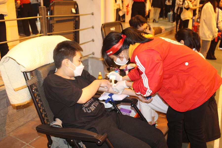 Đông đảo sinh viên các trường đại học trên địa bàn Thái Nguyên tham gia hiến máu. Đông đảo sinh viên các trường đại học trên địa bàn Thái Nguyên tham gia hiến máu.