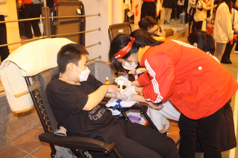 Đông đảo sinh viên các trường đại học trên địa bàn Thái Nguyên tham gia hiến máu.