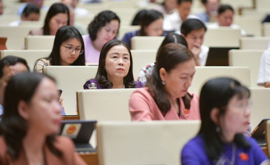 Các ĐBQH thảo luận tại hội trường. Các ĐBQH thảo luận tại hội trường.