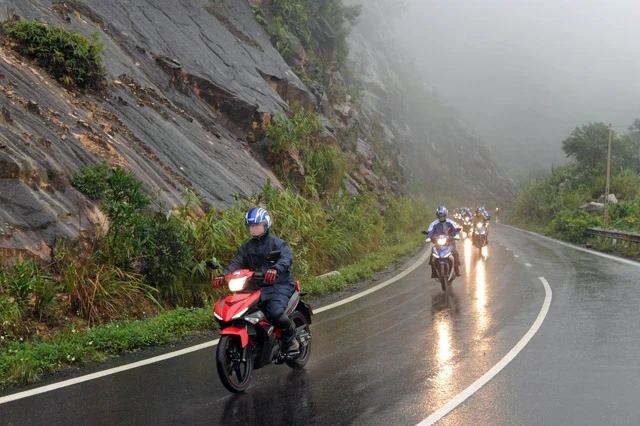 Kỹ năng di chuyển trên đường an toàn trong mùa mưa