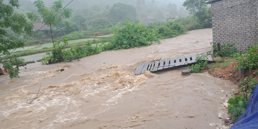 Cầu tạm của người dân Quế Phong bị lũ cuốn trôi Cầu tạm của người dân Quế Phong bị lũ cuốn trôi