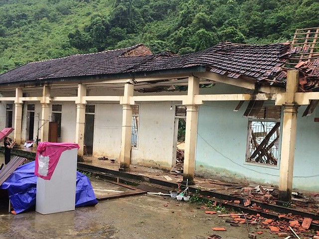 Nước lũ dâng cao cuốn đổ sập dãy phòng học của trường (Ảnh: Cảnh Thạch) Nước lũ dâng cao cuốn đổ sập dãy phòng học của trường (Ảnh: Cảnh Thạch)