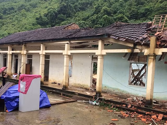 Nước lũ dâng cao cuốn đổ sập dãy phòng học của trường (Ảnh: Cảnh Thạch)