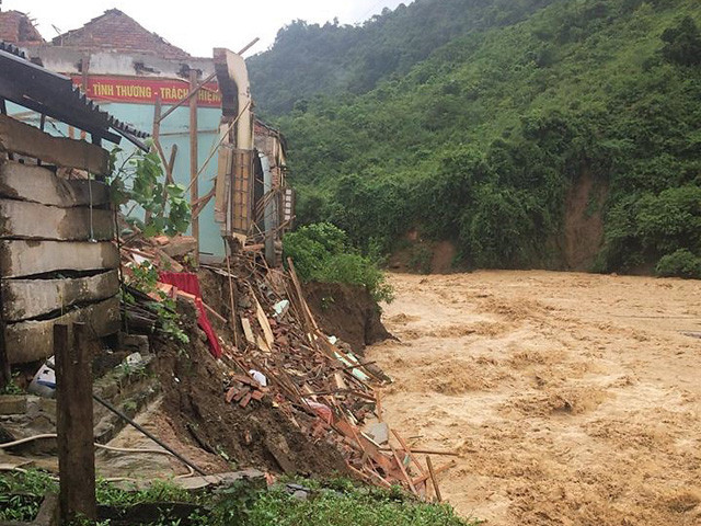 Trường Tiểu học Mường Ải (Kỳ Sơn) nằm cạnh sông Nậm Típ (Ảnh: Cảnh Thạch) Trường Tiểu học Mường Ải (Kỳ Sơn) nằm cạnh sông Nậm Típ (Ảnh: Cảnh Thạch)