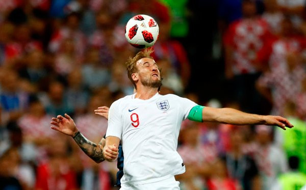 Cầu thủ chơi bóng bằng đầu cau thu choi bong bang dau